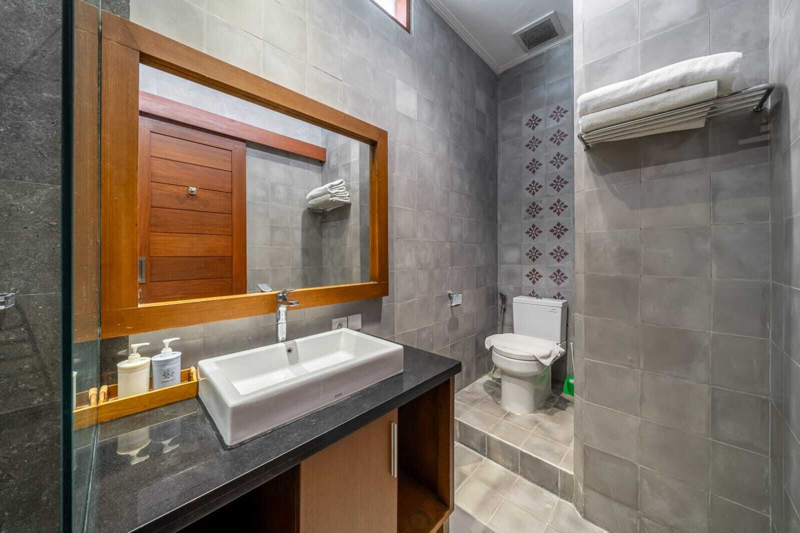 Bathtub, pengering rambut, kloset, dan handuk