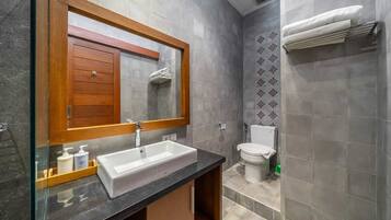 Bathtub, pengering rambut, kloset, dan handuk