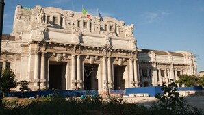 Un edificio grande e histórico con arquitectura clásica, que presenta columnas y detalles tallados.