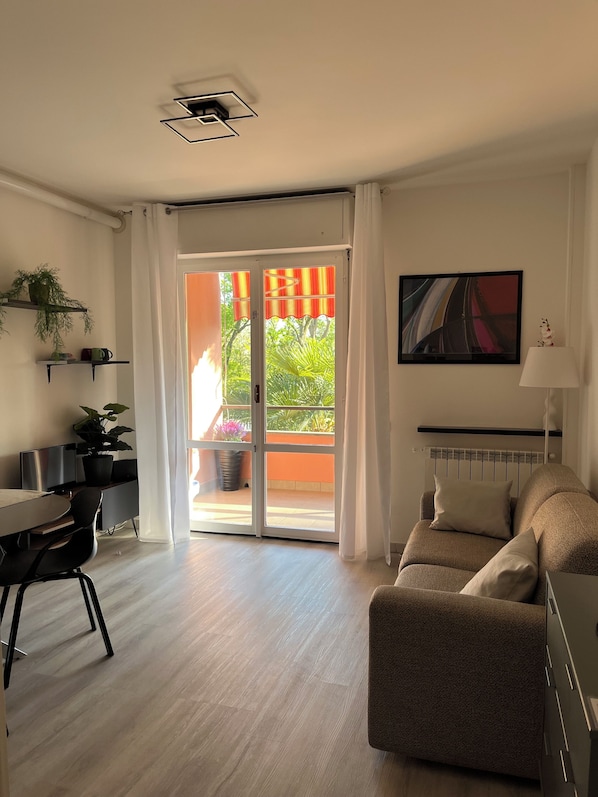 Smart TV - Lake & Nature Apartment (Ispra)