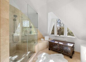 Dusche, Haartrockner, Handtücher, Seife