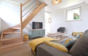 TV, table tennis - 3 bedroom gorgeous home in La Pernelle (La Pernelle)
