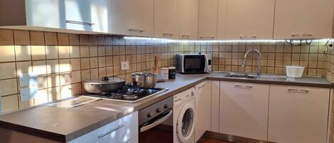 Een koelkast, een microgolfoven, een oven, een kookplaat