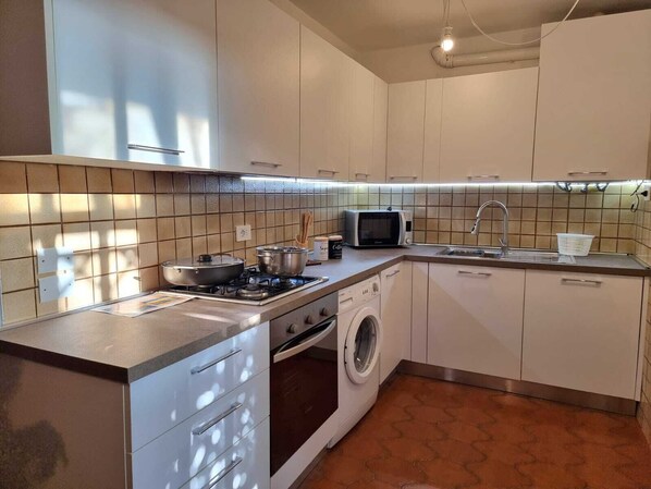 Køleskab, mikrobølgeovn, ovn, kogeplade