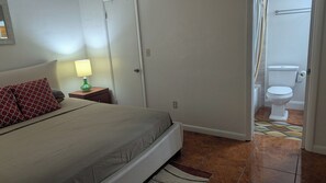 Tabla de planchar con plancha, wifi y ropa de cama