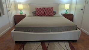 Tabla de planchar con plancha, wifi y ropa de cama