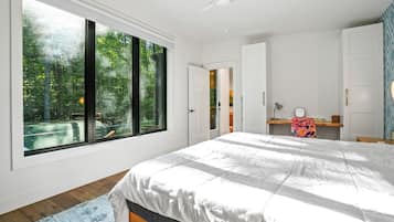 1 bedroom, bed sheets