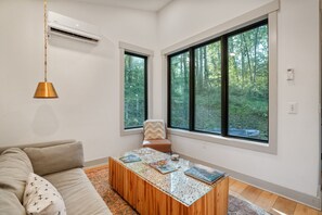 Living area - XO Bungalow | Hocking Hills, Modern Romance (Creola)