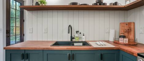 Coffee/tea maker, fridge, oven, stovetop
