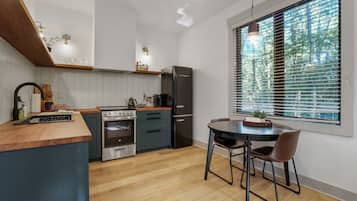 Coffee/tea maker, fridge, oven, stovetop