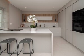 Kühlschrank, Mikrowelle, Ofen, Herdplatte