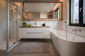 Dusche, Haartrockner, Bidet, Handtücher