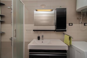 Douche, séchoir à cheveux, bidet, serviettes fournies