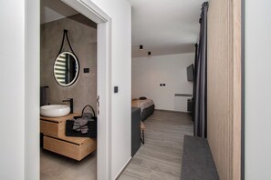 4 quartos, acesso à internet, roupa de cama