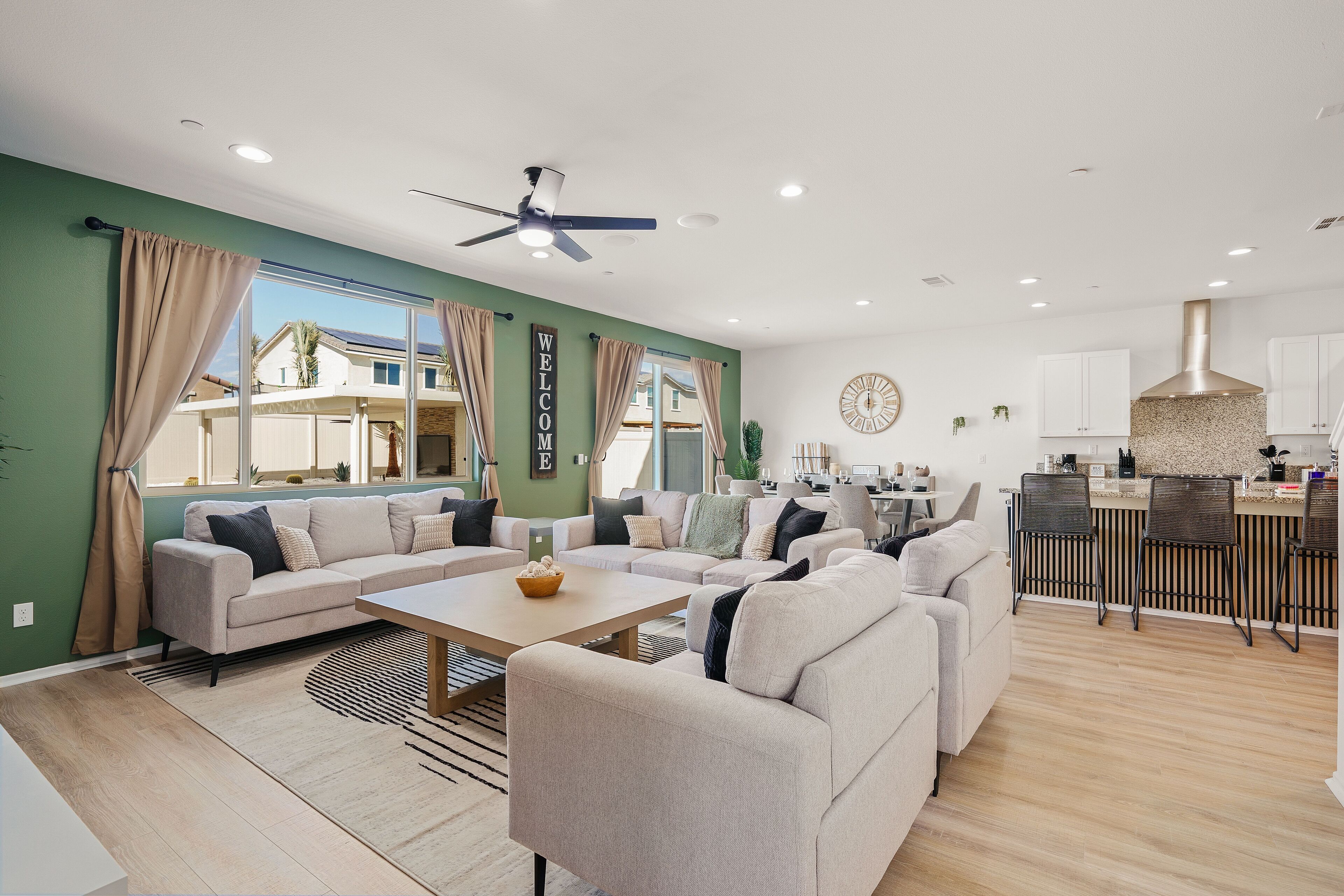 Smart TV, chimenea, videojuegos y futbolito 