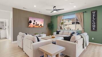 Smart TV, chimenea, videojuegos y futbolito