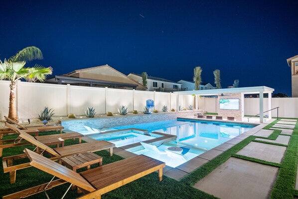 Piscina all'aperto, una piscina riscaldata