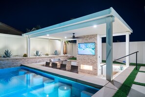 Piscina all'aperto, una piscina riscaldata