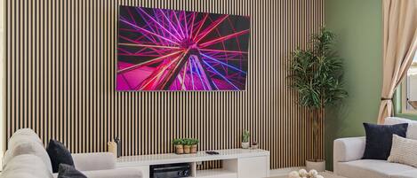 Smart-tv, eldstad, tv-spel och bordsfotboll