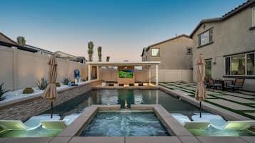 Alberca al aire libre y alberca climatizada