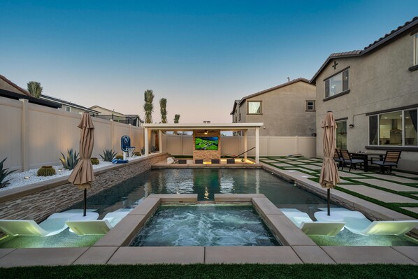 Outdoor pool, a heated pool - Coachella Luxe Oasis 6BR Resort Self Check-in (Coachella)