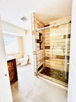 シャワー、ヘアドライヤー、タオル、石鹸