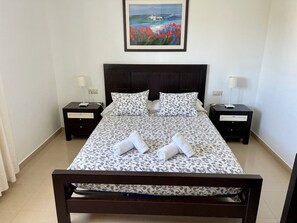 4 chambres, coffres-forts dans les chambres, fer et planche à repasser