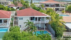 A residential area with multiple houses, a swimming pool, and a view of the sea. - Jan Thiel Jewel (Jan Thiel)