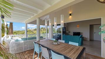 Biệt thự, sân hiên, quang cảnh công viên | Hiên