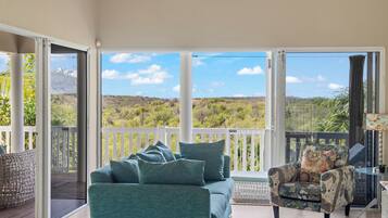 Biệt thự, sân hiên, quang cảnh công viên | Khu phòng khách | TV LCD 60-inch có truyền hình vệ tinh