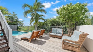 Hồ bơi ngoài trời