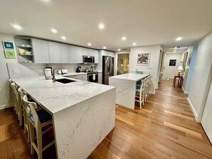 Geladeira, micro-ondas, cooktop, lava-louças
