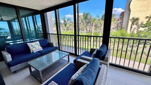 Télévision, lecteur de DVD, chaîne hi-fi, espaces bureaux