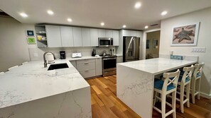 Kylskåp, mikrovågsugn, spishäll och diskmaskin