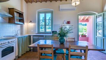 Fridge, oven, dishwasher, cookware/dishes/utensils