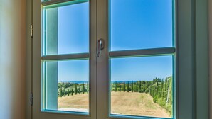 A window with a view of a grassy field and trees. - Apartment Cotto by Interhome (Castiglioncello)