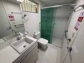 Elite Room | Bathroom | Shower, towels, toilet paper - Roraima Apart Hotel (Boa Vista)