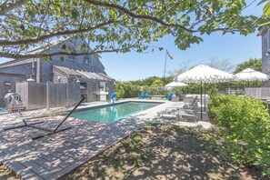 Utendørsbasseng og et oppvarmet basseng