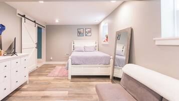 4 bedrooms, desk, WiFi, bed sheets