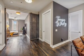 1 slaapkamer, een strijkplank/strijkijzer, gratis wifi, beddengoed