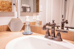 Handtücher, Seife, Shampoo, Toilettenpapier