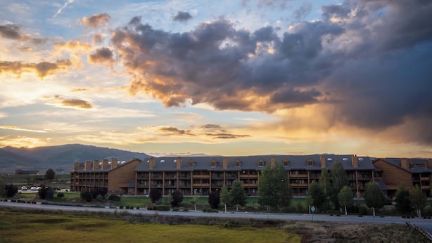 A multi-story hotel with a symmetrical facade, large windows, and a flat roof. - Cozy Granby Escape: Ski, Hike & Relax (Granby)