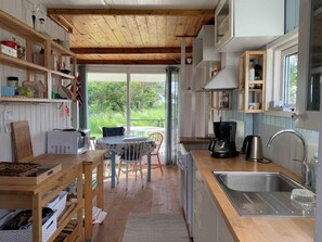 Een koelkast, een oven, een kookplaat, een vaatwasser