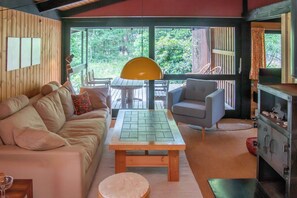 Een open haard en een stereo