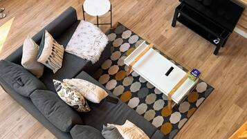 Smart TV, books, stereo