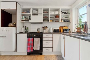 Kühlschrank, Ofen, Herdplatte, Wasserkocher