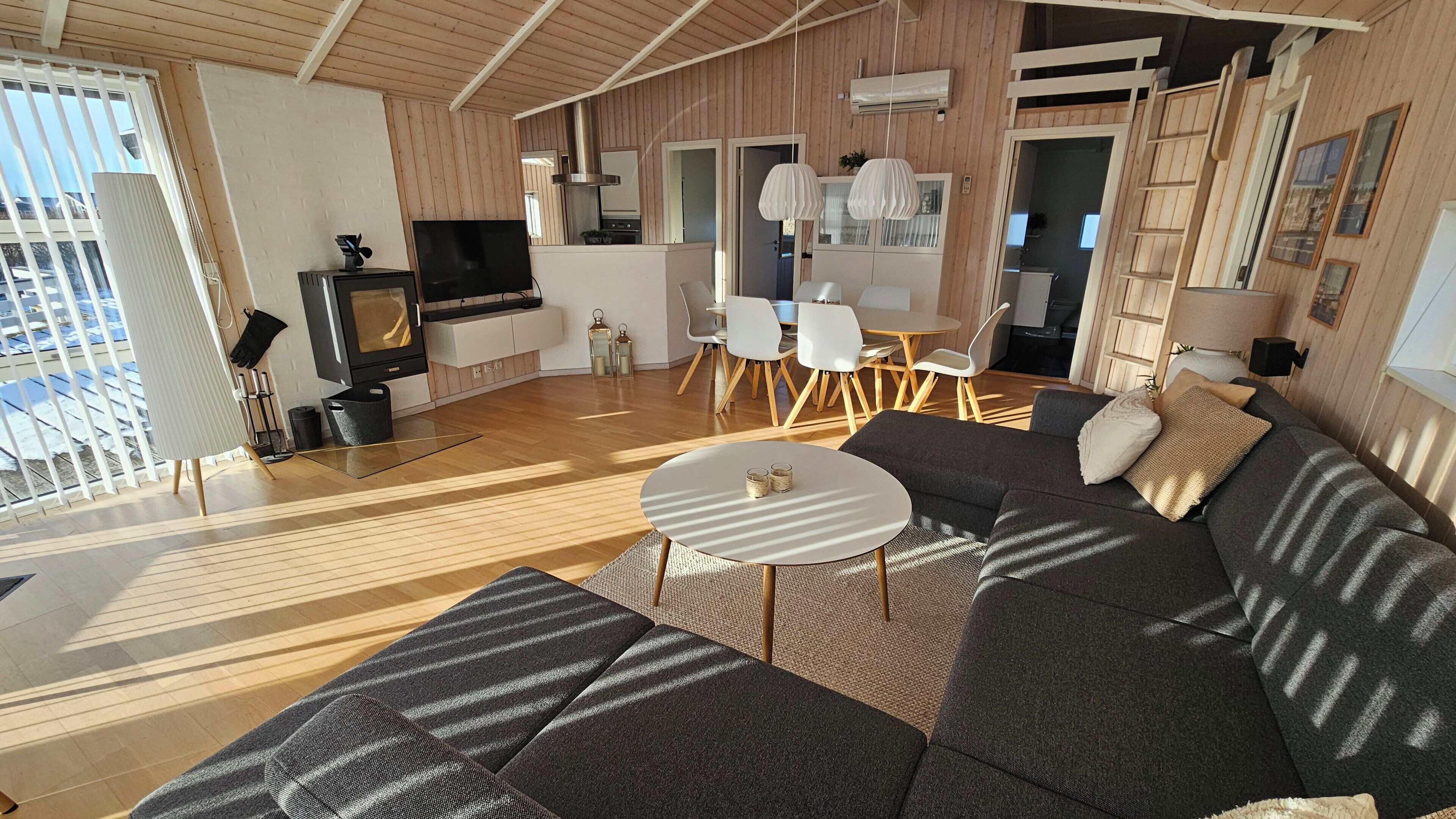 Fernseher, Kamin, Stereoanlage