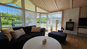 Eldstad och en stereo