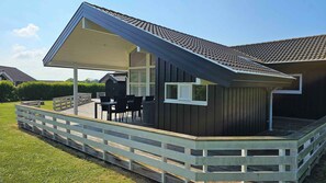 Outdoor dining - Cozy and modern holiday home with all equipment (Sydals)