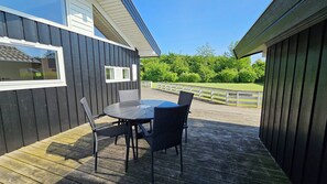Outdoor dining - Cozy and modern holiday home with all equipment (Sydals)